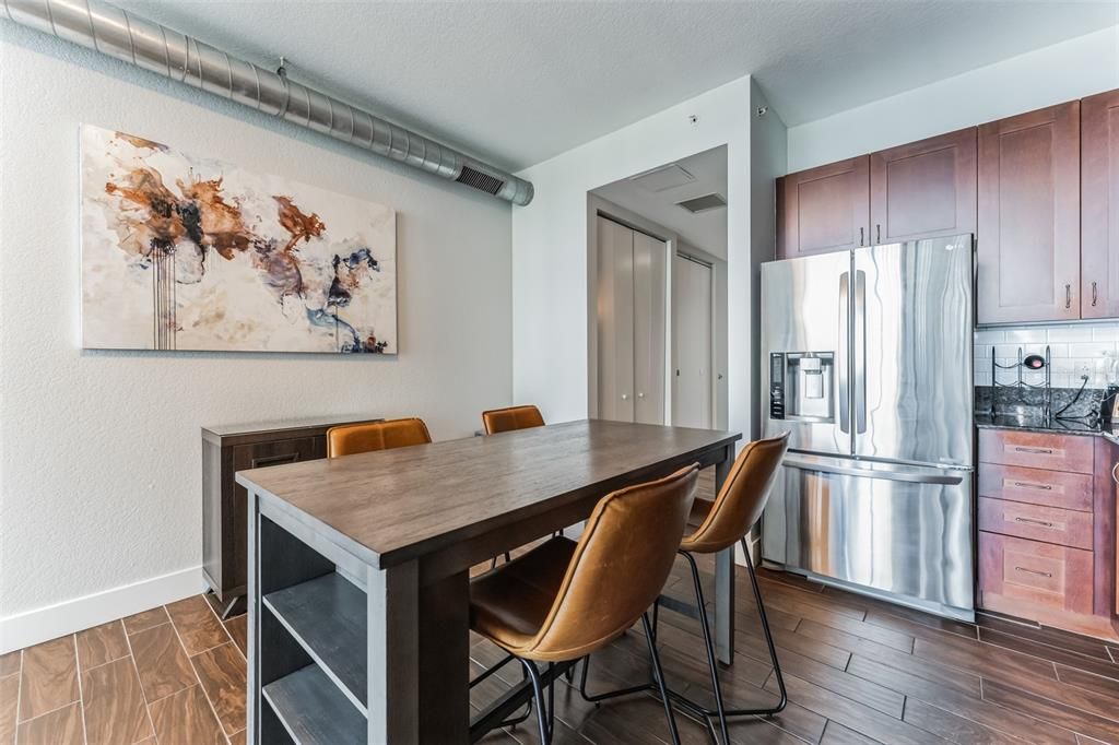 For Sale: $335,000 (1 beds, 1 baths, 966 Square Feet)