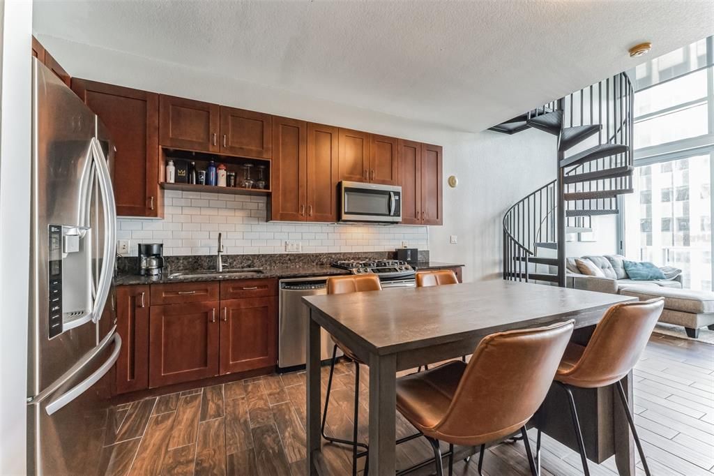 For Sale: $335,000 (1 beds, 1 baths, 966 Square Feet)