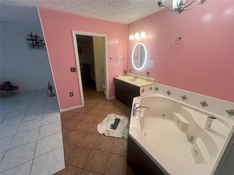 Active With Contract: $189,000 (3 beds, 3 baths, 1786 Square Feet)