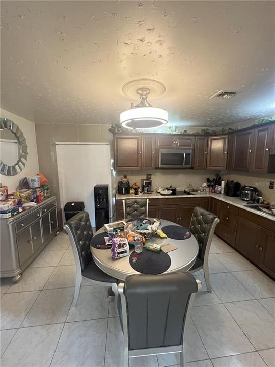 Active With Contract: $189,000 (3 beds, 3 baths, 1786 Square Feet)