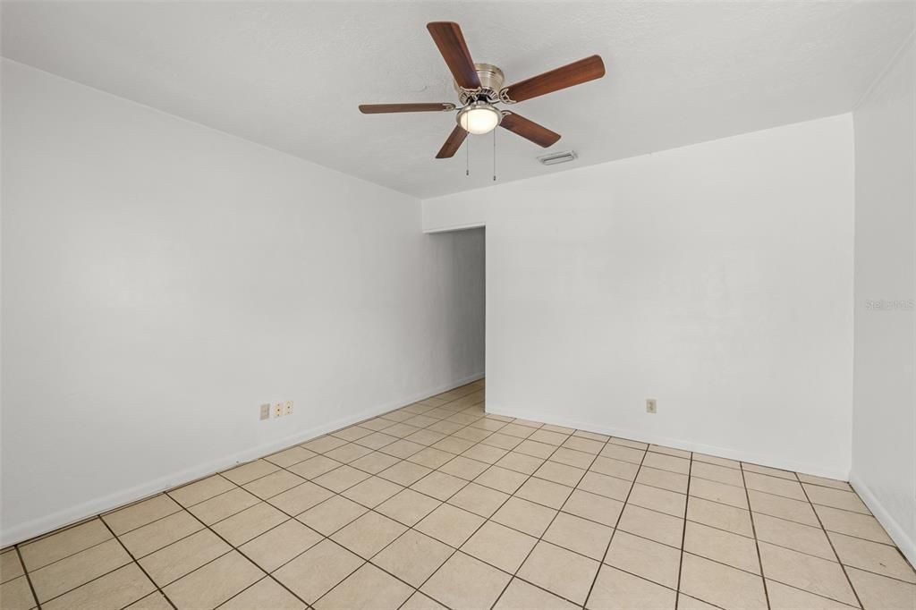 Activo con contrato: $325,000 (4 camas, 2 baños, 1248 Pies cuadrados)