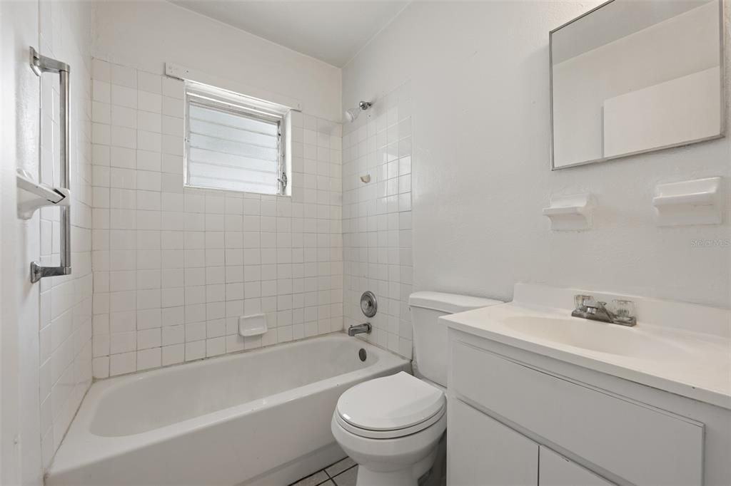 Activo con contrato: $325,000 (4 camas, 2 baños, 1248 Pies cuadrados)