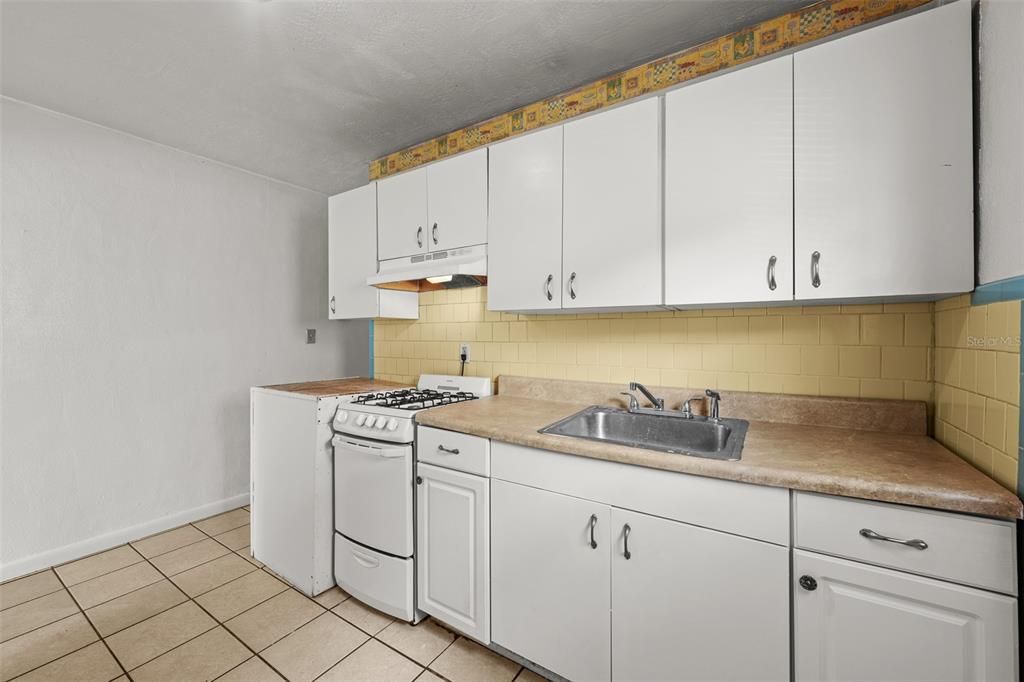 Activo con contrato: $325,000 (4 camas, 2 baños, 1248 Pies cuadrados)