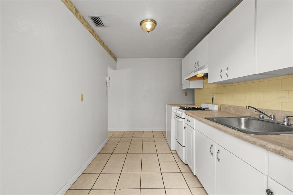 Activo con contrato: $325,000 (4 camas, 2 baños, 1248 Pies cuadrados)