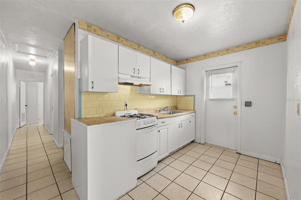 Activo con contrato: $325,000 (4 camas, 2 baños, 1248 Pies cuadrados)