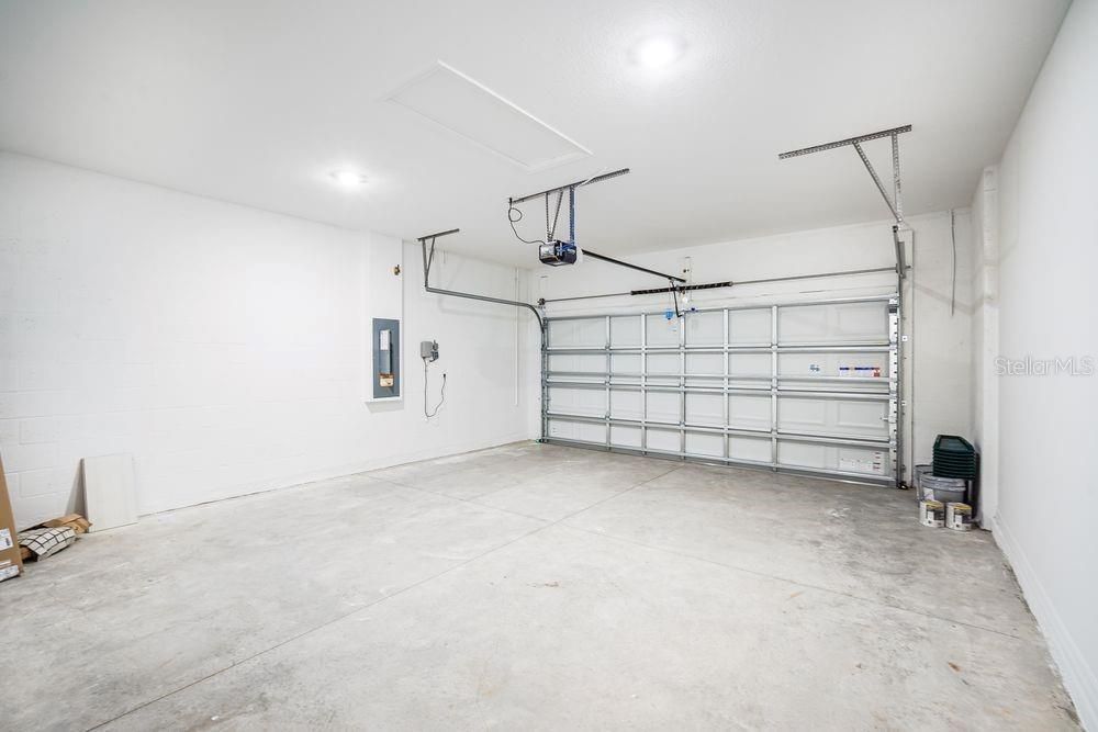 Activo con contrato: $640,394 (4 camas, 3 baños, 3053 Pies cuadrados)