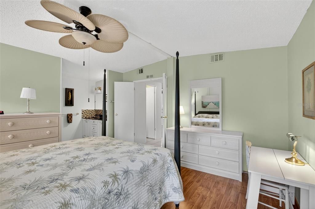 For Sale: $149,900 (2 beds, 2 baths, 1176 Square Feet)