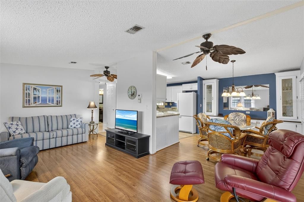 For Sale: $149,900 (2 beds, 2 baths, 1176 Square Feet)