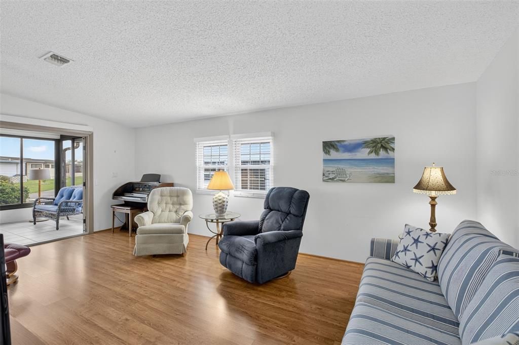 For Sale: $149,900 (2 beds, 2 baths, 1176 Square Feet)