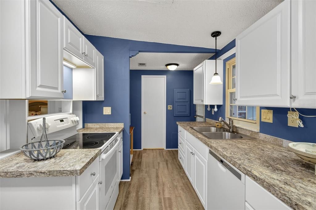 For Sale: $149,900 (2 beds, 2 baths, 1176 Square Feet)