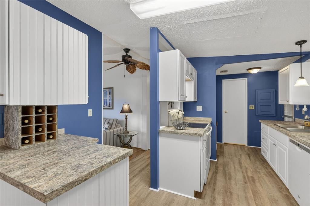 For Sale: $149,900 (2 beds, 2 baths, 1176 Square Feet)