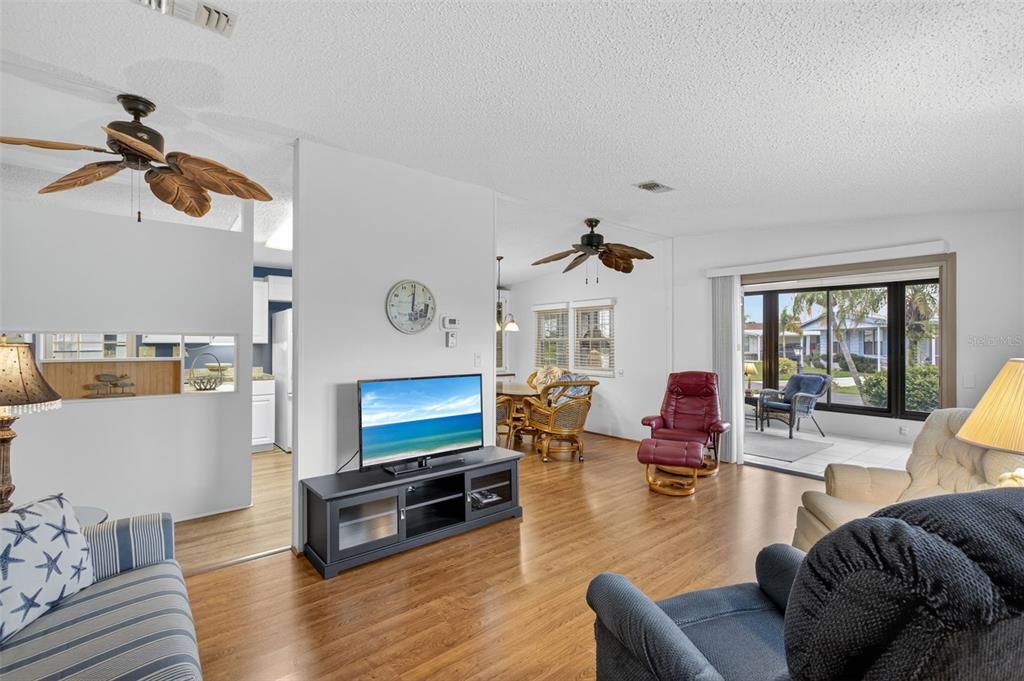 For Sale: $149,900 (2 beds, 2 baths, 1176 Square Feet)