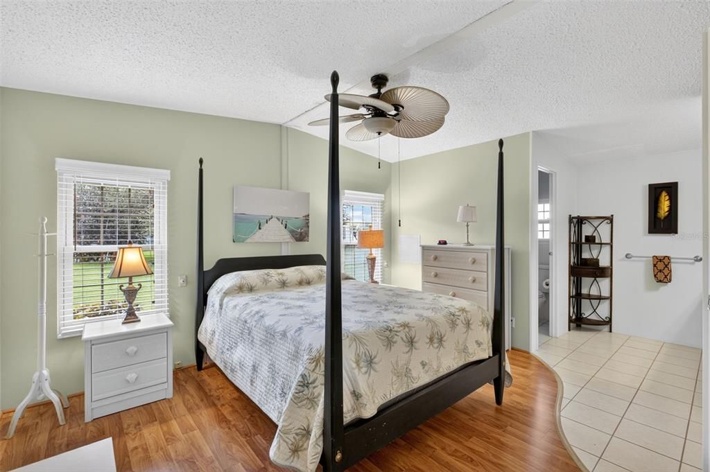 For Sale: $149,900 (2 beds, 2 baths, 1176 Square Feet)