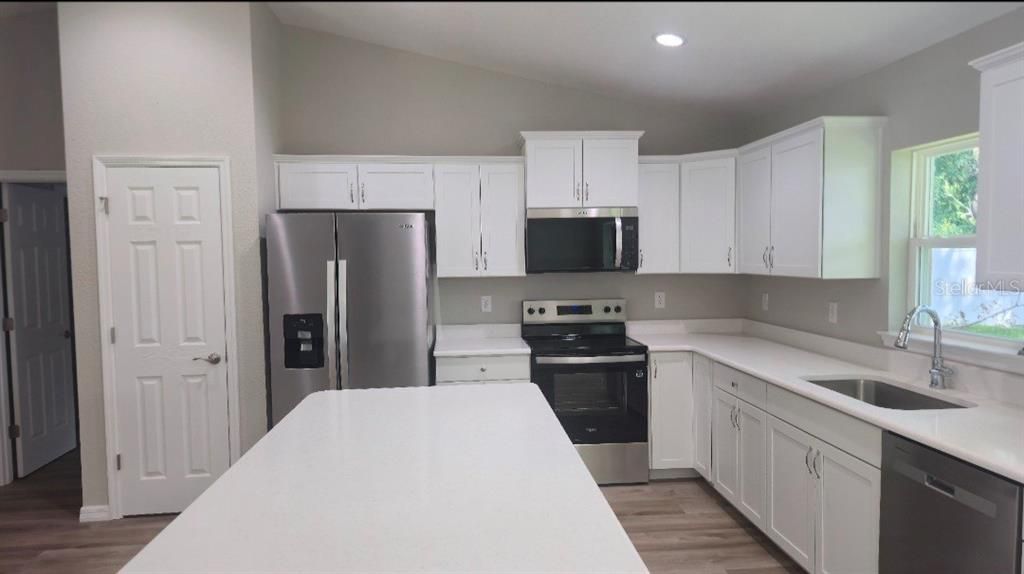 Под контрактом: $265,000 (3 спален, 2 ванн, 1400 Квадратных фут)