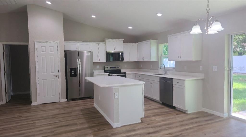 Под контрактом: $265,000 (3 спален, 2 ванн, 1400 Квадратных фут)