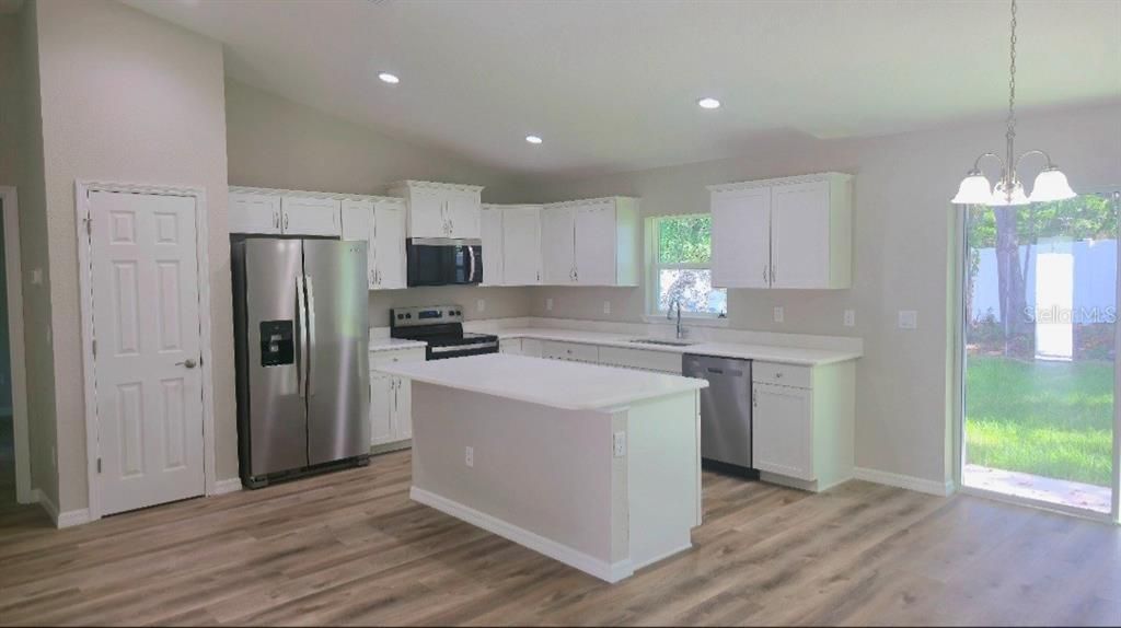 Под контрактом: $265,000 (3 спален, 2 ванн, 1400 Квадратных фут)