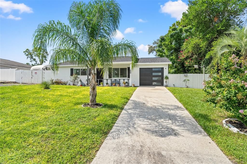 Active With Contract: $257,900 (3 beds, 2 baths, 1324 Square Feet)