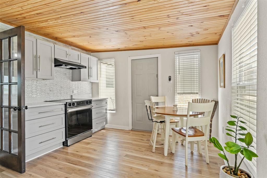 Active With Contract: $257,900 (3 beds, 2 baths, 1324 Square Feet)