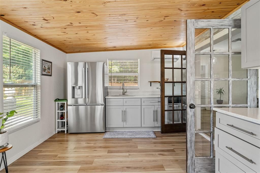 Active With Contract: $257,900 (3 beds, 2 baths, 1324 Square Feet)