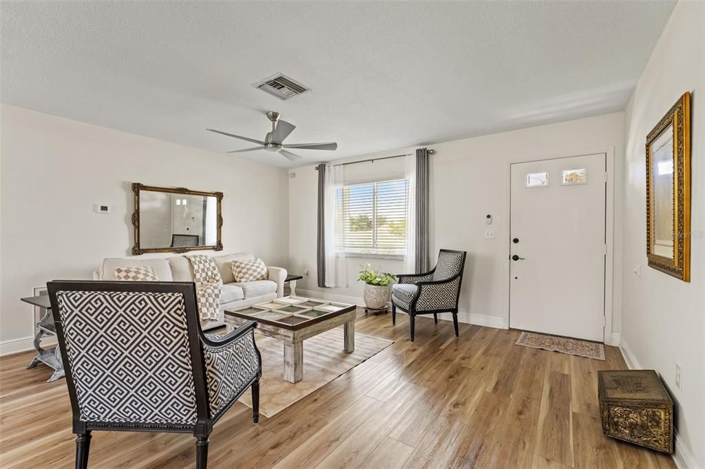 Active With Contract: $257,900 (3 beds, 2 baths, 1324 Square Feet)