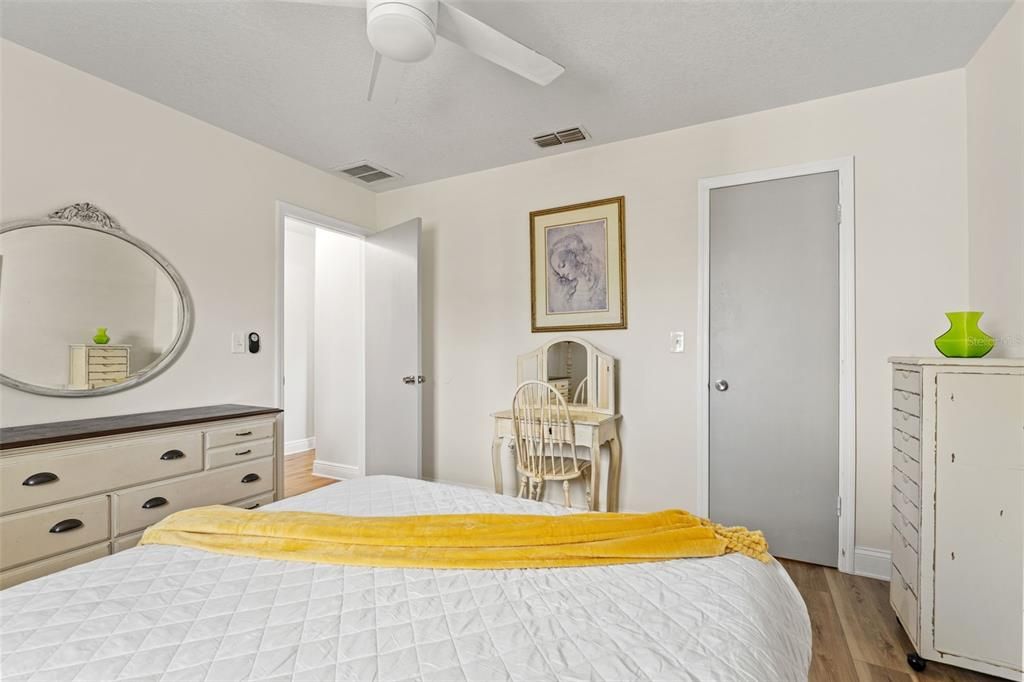 Active With Contract: $257,900 (3 beds, 2 baths, 1324 Square Feet)