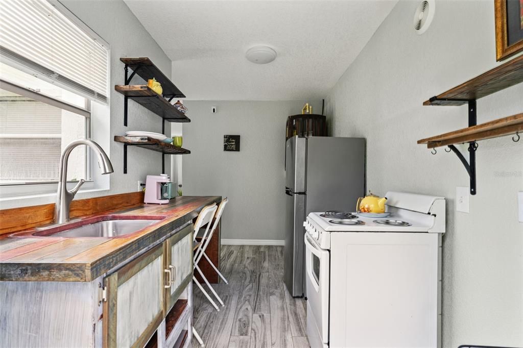 Active With Contract: $257,900 (3 beds, 2 baths, 1324 Square Feet)