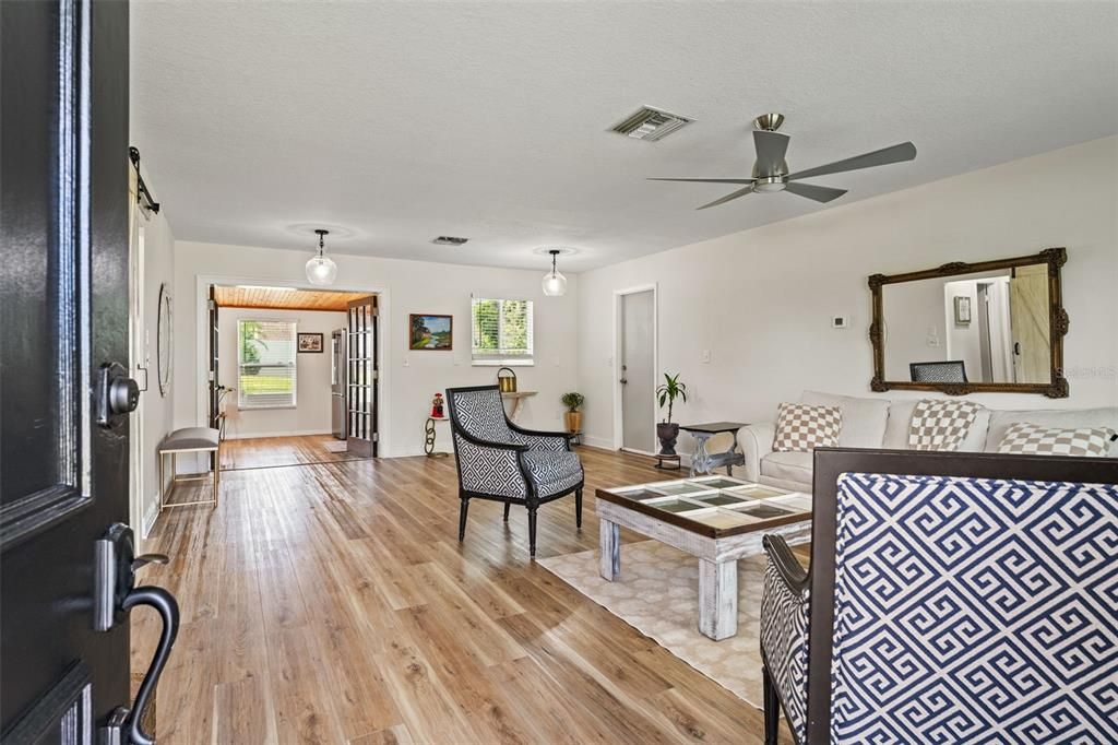 Active With Contract: $257,900 (3 beds, 2 baths, 1324 Square Feet)