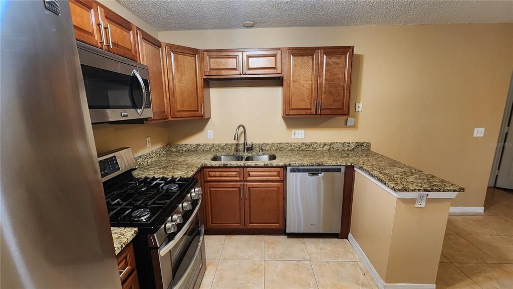 合同活跃: $309,000 (4 贝兹, 2 浴室, 1448 平方英尺)