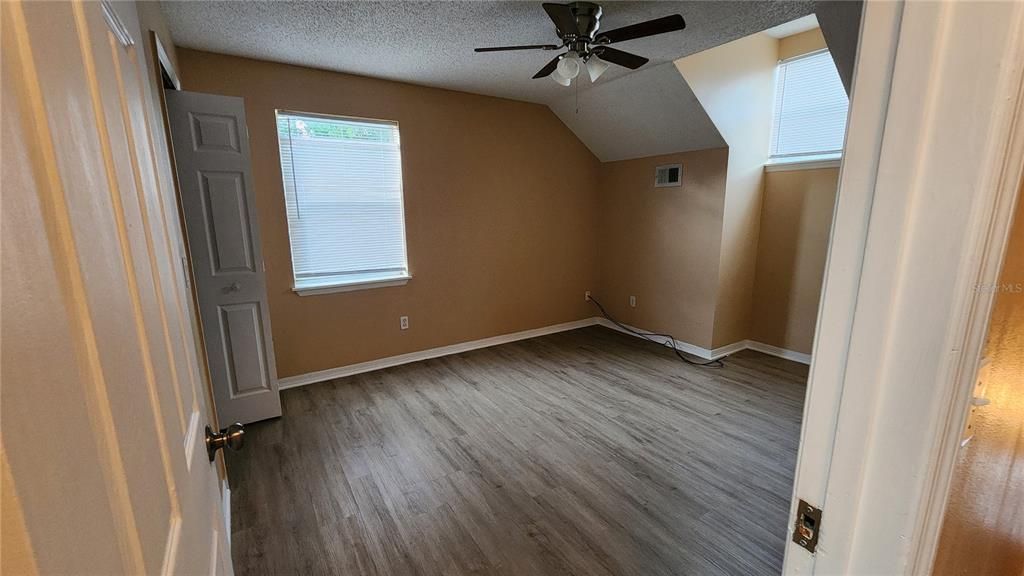 合同活跃: $309,000 (4 贝兹, 2 浴室, 1448 平方英尺)