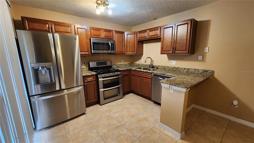 合同活跃: $309,000 (4 贝兹, 2 浴室, 1448 平方英尺)