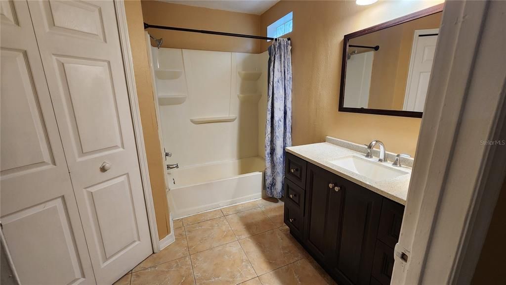 合同活跃: $309,000 (4 贝兹, 2 浴室, 1448 平方英尺)