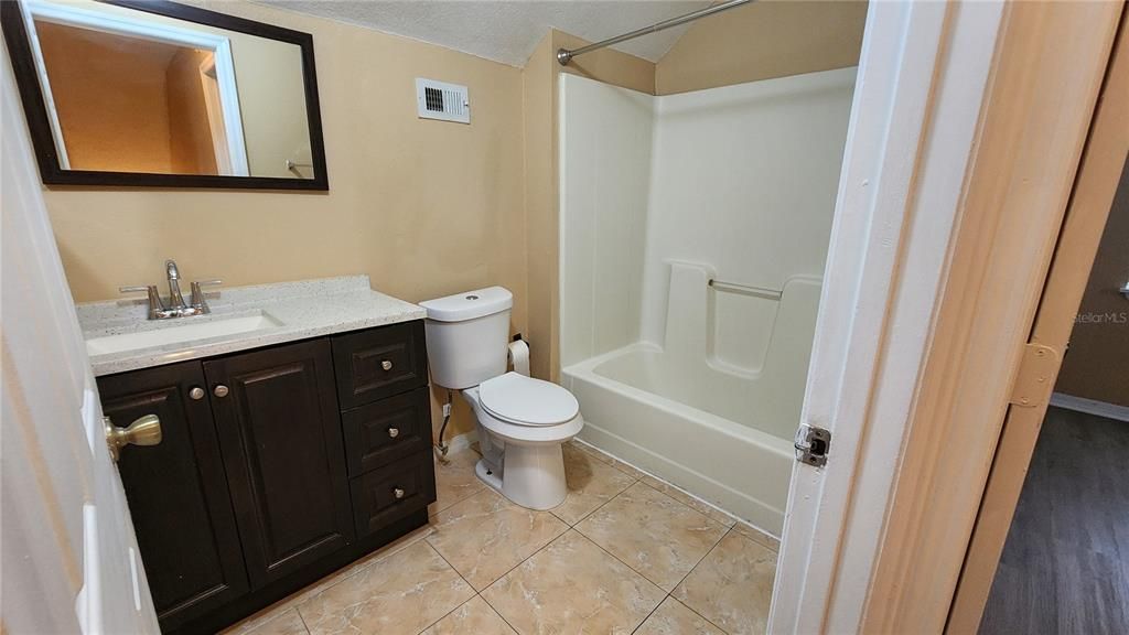 合同活跃: $309,000 (4 贝兹, 2 浴室, 1448 平方英尺)