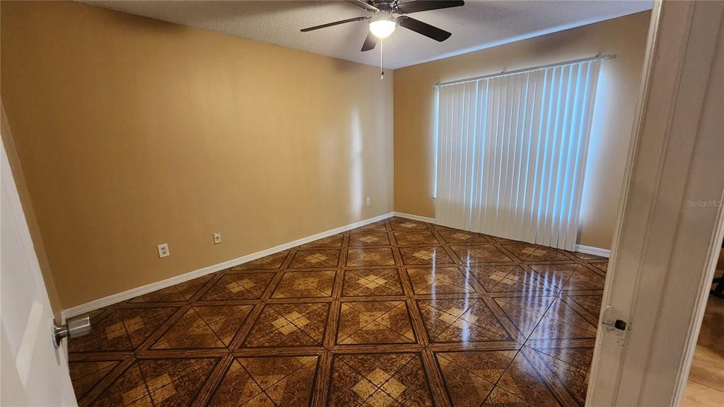 合同活跃: $309,000 (4 贝兹, 2 浴室, 1448 平方英尺)