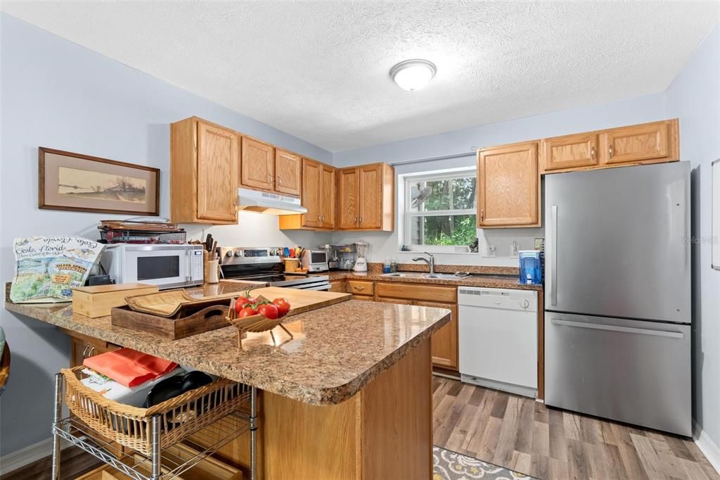 На продажу: $189,000 (2 спален, 2 ванн, 1155 Квадратных фут)