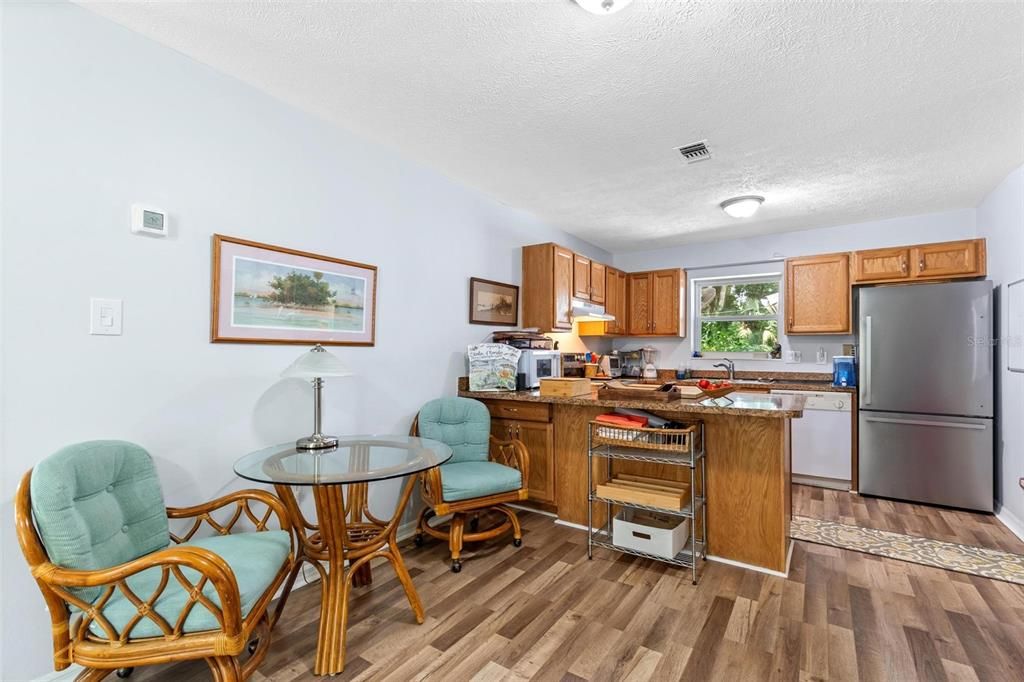 На продажу: $189,000 (2 спален, 2 ванн, 1155 Квадратных фут)