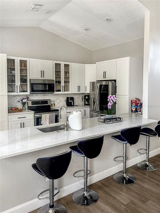 Под контрактом: $3,000 (3 спален, 2 ванн, 2120 Квадратных фут)