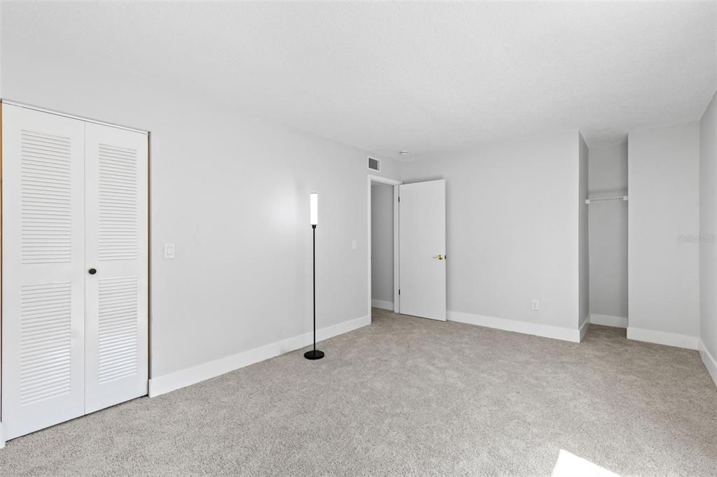 合同活跃: $219,900 (2 贝兹, 1 浴室, 1200 平方英尺)