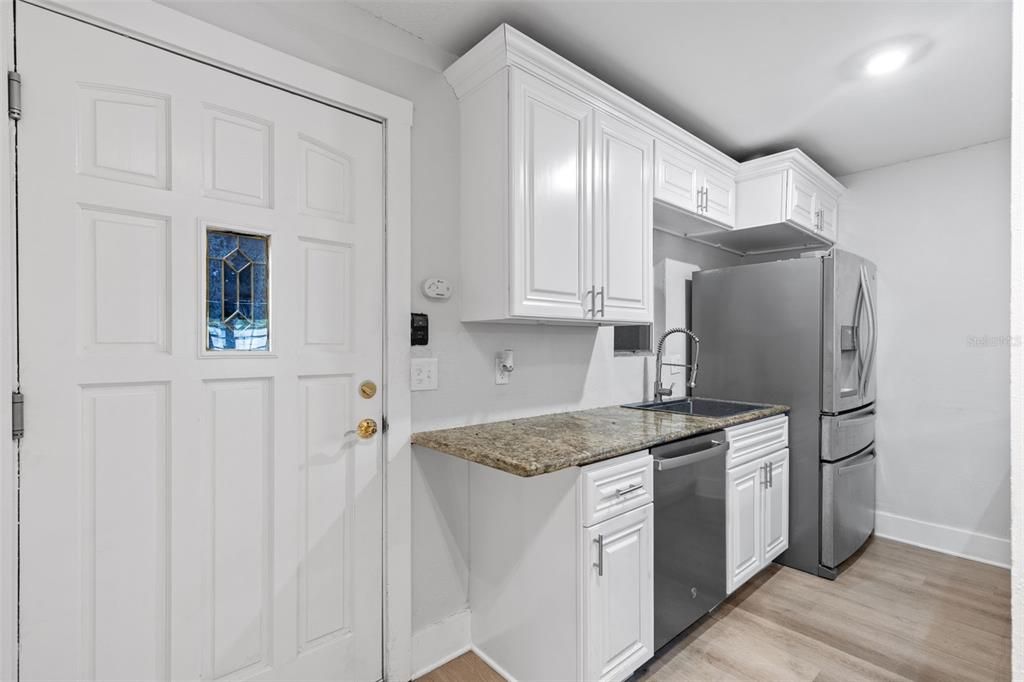 合同活跃: $219,900 (2 贝兹, 1 浴室, 1200 平方英尺)