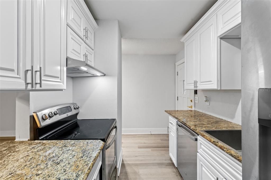 合同活跃: $219,900 (2 贝兹, 1 浴室, 1200 平方英尺)