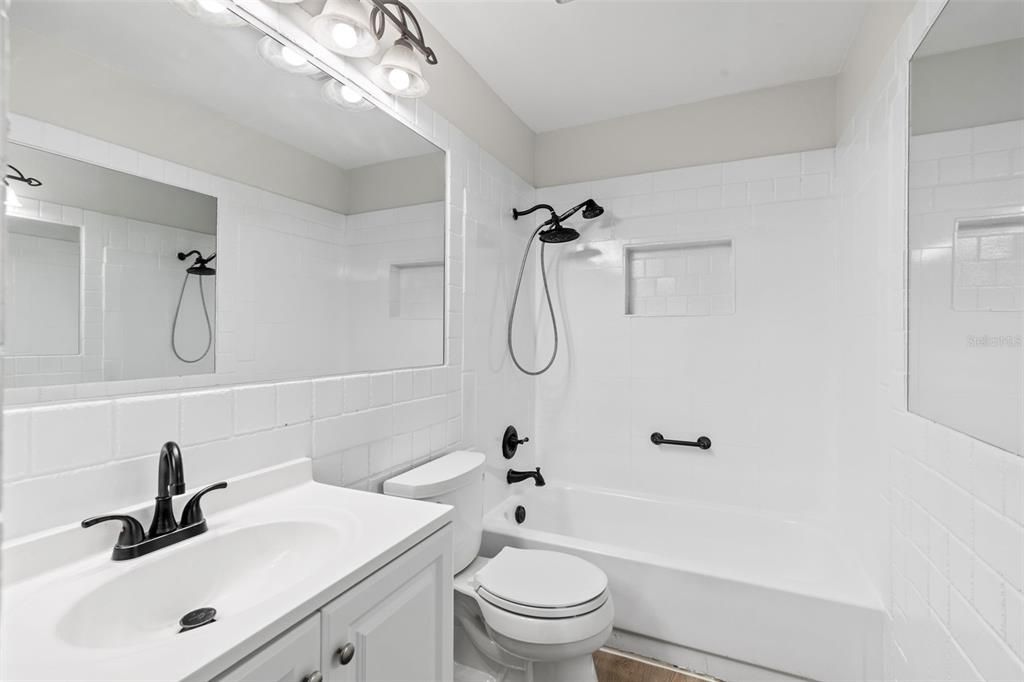 合同活跃: $219,900 (2 贝兹, 1 浴室, 1200 平方英尺)