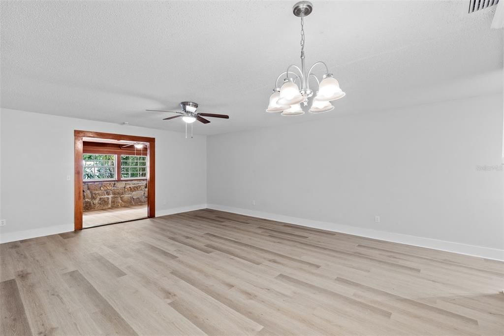 合同活跃: $219,900 (2 贝兹, 1 浴室, 1200 平方英尺)