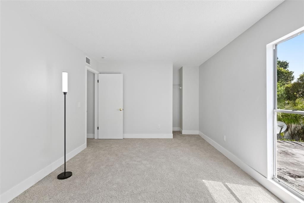 合同活跃: $219,900 (2 贝兹, 1 浴室, 1200 平方英尺)