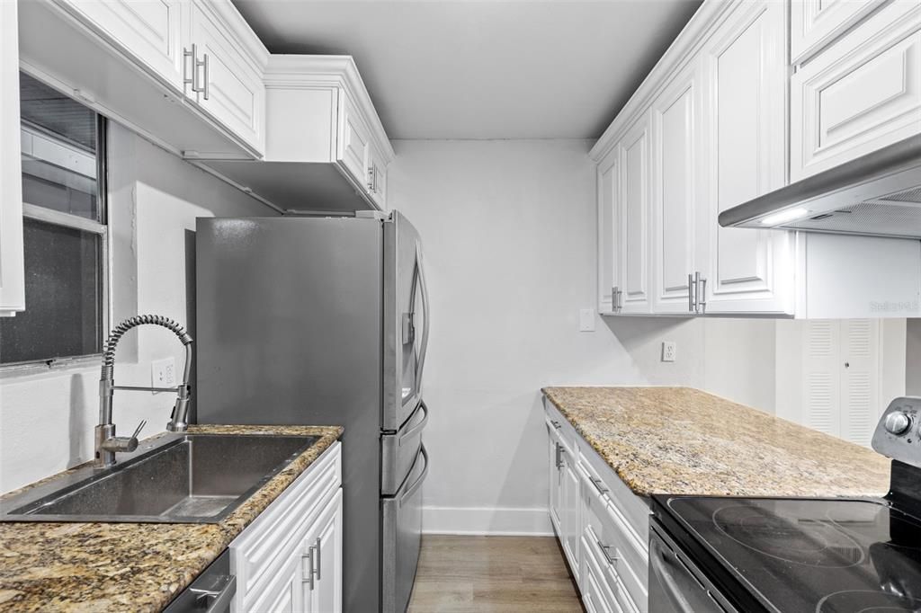 合同活跃: $219,900 (2 贝兹, 1 浴室, 1200 平方英尺)