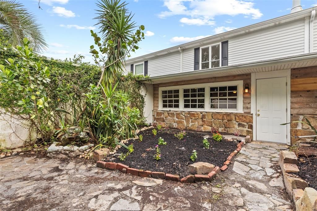 合同活跃: $219,900 (2 贝兹, 1 浴室, 1200 平方英尺)