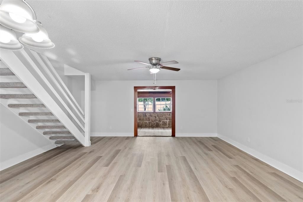 合同活跃: $219,900 (2 贝兹, 1 浴室, 1200 平方英尺)