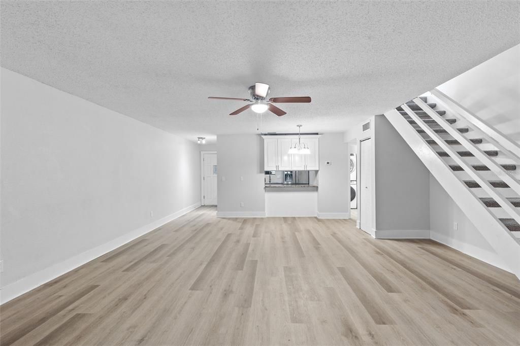 合同活跃: $219,900 (2 贝兹, 1 浴室, 1200 平方英尺)