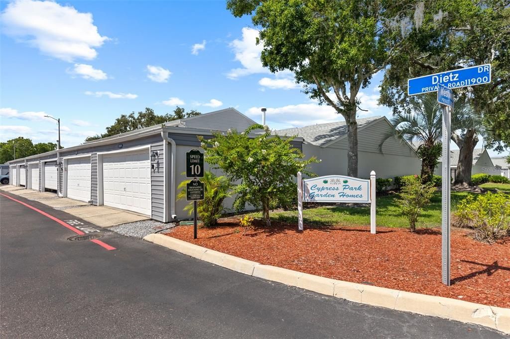 合同活跃: $219,900 (2 贝兹, 1 浴室, 1200 平方英尺)