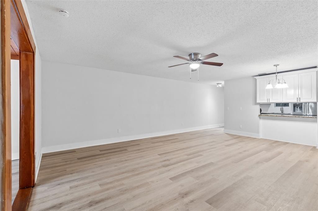 合同活跃: $219,900 (2 贝兹, 1 浴室, 1200 平方英尺)