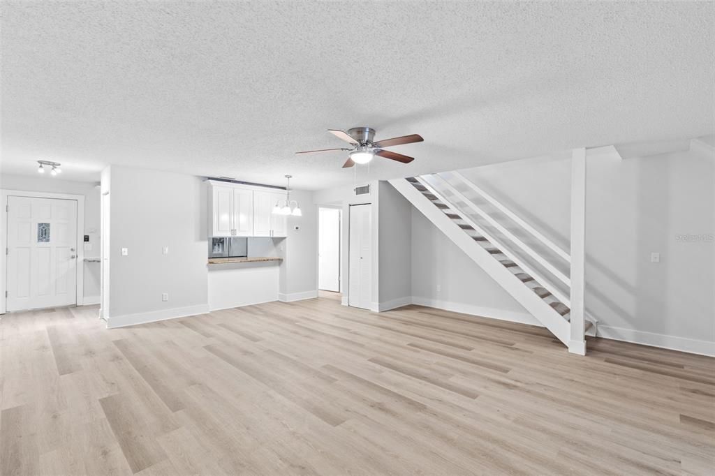 合同活跃: $219,900 (2 贝兹, 1 浴室, 1200 平方英尺)