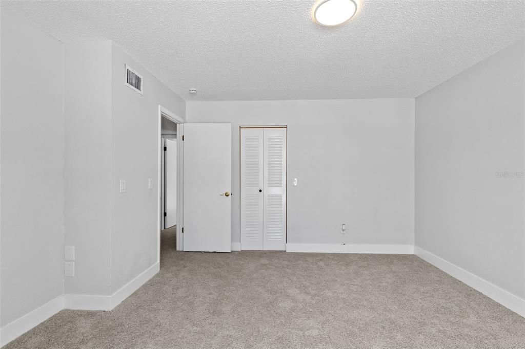 合同活跃: $219,900 (2 贝兹, 1 浴室, 1200 平方英尺)